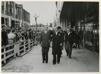 XXXIII-908-3 De opening van het winkelcentrum Lijnbaan. (Van links naar rechts): ingenieur H.B.J. Witte, Minister van ...