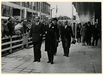 XXXIII-909-1 De opening van het winkelcentrum Lijnbaan. (Van links naar rechts): ingenieur H.B.J. Witte, minister van ...