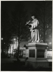XXXIII-919-02-5 Erasmus standbeeld op de Coolsingel, gedurende de Lichtweken, gehouden ter gelegenheid van het achtste ...