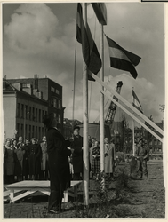 XXXIII-931-02 Burgemeester G.E. van Walsum en K.P. van der Mandele hijsen vlaggen op het terrein bestemd voor de ...