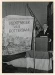 XXXIII-958 De directeur van Het Vrije Volk de heer H.H. Th. van Kuilenburg houdt een toespraak in het nieuwe gebouw van ...