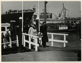 XXXIII-986 De Zweedse Koning Gustav VI Adolf komt aan in de Maashaven tijdens zijn bezoek aan Rotterdam.