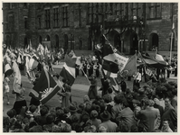 XXXIII-992-02-2 Ter gelegenheid van de viering van 10 jaar bevrijding vindt een defilé van Rotterdamse scholieren voor ...