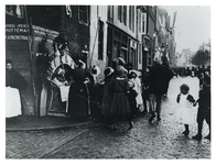 XXXIV-29-3-a Vrolijke inwoners van Rotterdam tijdens Koninginnedag.