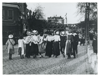 XXXIV-29-9-a Vrolijke inwoners van Rotterdam tijdens Koninginnedag.