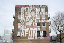 2024-14-25 Gedicht van dichter Rieneke Grobben op een flatgebouw aan de Bas Jungeriusstraat. Uit een serie over ...