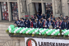 28 Landskampioen 2016-2017. De spelers van het elftal van Feyenoord met aanvoerder Dirk Kuijt, trainer Giovanni van ...