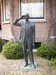 35-001 Bronzen standbeeld van Pim Fortuyn in de tuin van zijn voormalige woning aan het G.W. Burgerplein nummer 11.