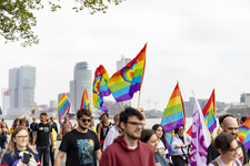 46-100 Pride March Rotterdam tijdens Rotterdam Pride 2021. Betogers met een regenboogvlaggen en borden wandelen over de ...