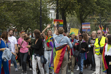 46-31 Pride March Rotterdam tijdens Rotterdam Pride 2021. Een groep betogers met een protestbord.