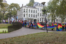 46-44 Pride March Rotterdam tijdens Rotterdam Pride 2021. Betogers dragen een regenboogvlag en lopen over over de ...