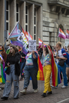 46-69 Pride March Rotterdam tijdens Rotterdam Pride 2021. Betogers met regenboogvlaggen en borden de Coolsingel.