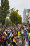 46-73 Pride March Rotterdam tijdens Rotterdam Pride 2021. Betogers met regenboogvlaggen en borden lopen over de Mauritsweg.