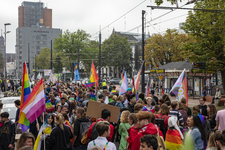 46-74 Pride March Rotterdam tijdens Rotterdam Pride 2021. Betogers met regenboogvlaggen en borden lopen over de ...