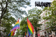 46-83 Pride March Rotterdam tijdens Rotterdam Pride 2021. Regenboogvlaggen in de Witte de Withstraat. Tussen de gevels ...