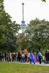 46-95 Pride March Rotterdam tijdens Rotterdam Pride 2021. Betogers met een regenboogvlaggen wandelen door het Park. Op ...