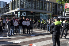 7 Agent fotografeert Feyenoord-supporters met een papieren versie van de Kampioensschaal op de kruising van de Lijnbaan ...