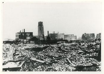 1968-1177 Restanten van gebouwen in de omgeving van de Delftsevaart en het Hofplein, na het Duitse bombardement van 14 ...
