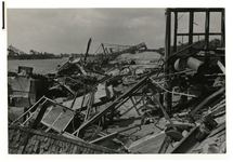 1968-1501 Door de Duitsers vernielde kranen en kapotte kademuur aan de Waalhaven noordwestzijde ter hoogte van de ...