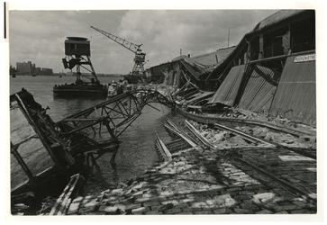 1968-1548 Gezicht op het verwoeste terrein van Thomsen's havenbedrijf aan de Maashaven veroorzaakt door de Duitse ...
