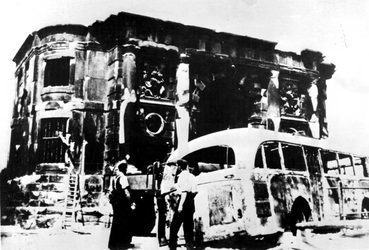 1968-259 Puinresten als gevolg van het Duitse bombardement van 14 mei 1940. De verwoeste Delftse Poort. Met uitgebrande ...