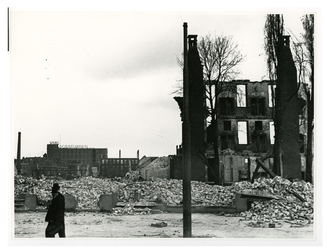 1968-514 Gezicht op de door het Duitse bombardement van 14 mei 1940 getroffen Goudsesingel, uit het zuidwesten. Op de ...