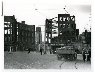 1968-521 Gezicht op de door het Duitse bombardement van 14 mei 1940 getroffen Goudsesingel, links het pand van Bervoets ...