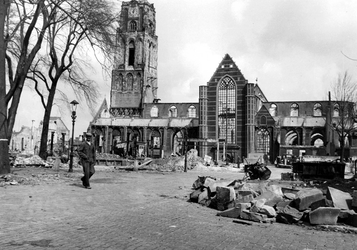 1972-1277 Gezicht op het Grotekerkplein met de verwoeste Sint-Laurenskerk als gevolg van het Duitse bombardement van 14 ...