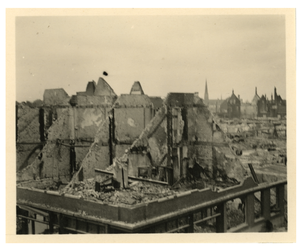 1972-72 Gezicht op de Hofdijk-Almondestraat en omgeving met verwoeste gebouwen als gevolg van het Duitse bombardement ...