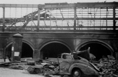 1972-73 Gezicht op de 1ste Weenastraat met het verwoeste stationsgebouw Hofplein als gevolg van het Duitse bombardement ...