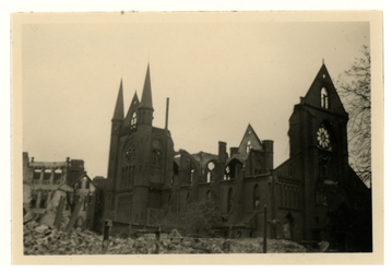 1972-76 Gezicht op de door het Duitse bombardement van 14 mei 1940 getroffen Kerk van de H. Antonius van Padua, beter ...