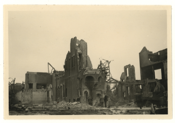 1972-77 Gezicht op de door het Duitse bombardement van 14 mei 1940 getroffen gebouw van het Rotterdamsch Nieuwsblad aan ...
