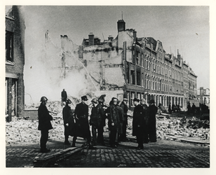 1975-493 Verwoeste huizen en gebouwen als gevolg van het bombardement op Rotterdam-west van 31 maart 1943. Op de ...