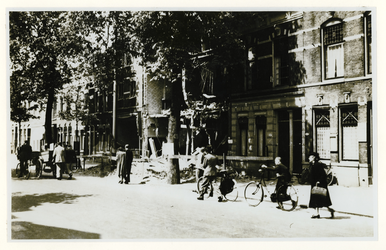 1976-1855 Restanten van een woonhuis aan de noordzijde van de Zwart Janstraat (nrs. 117-119) , na het bombardement van ...