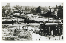 1976-1860 Restanten van de Delftse Poort en rechts het uitgebrande café-restaurant Loos, na het Duitse bombardement van ...