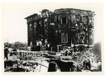 1977-1635 De zwaar beschadigde Delftsepoort bij het Hofplein als gevolg van het Duitse bombardement van 14 mei 1940.