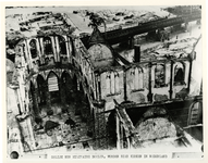 1977-1637 Gezicht op de door het Duitse bombardement van 14 mei 1940 getroffen Sint-Laurenskerk aan het Grotekerkplein. ...