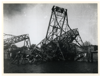 1977-3335 Door de Duitsers vernielde kranen en kapotte kademuur van de Waalhaven in het laatste jaar van de Tweede ...