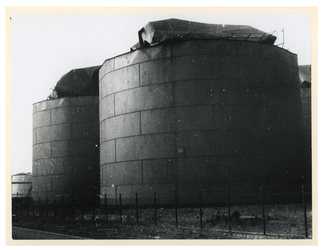 1977-3481 Gezicht op het Tankhoofd met vernielde tanks van Pakhuismeesteren als gevolg van de havenverwoestingen ...