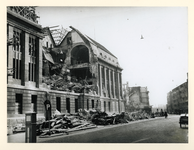 1977-3496 Gezicht in de door het Duitse bombardement van 14 mei 1940 getroffen Meent met de zijkant van het postkantoor ...