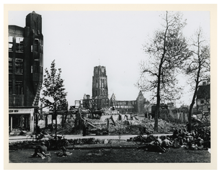 1977-3497 Gezicht op de Zeevismarkt en de Blaak, bij het Gouden Hoofd, met verwoeste huizen en gebouwen als gevolg van ...