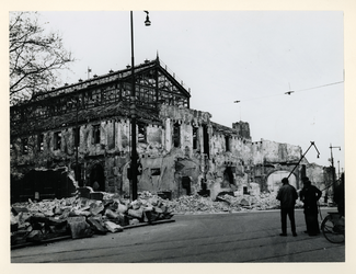 1977-3504 Gezicht op de Blaak en Beursplein met de verwoeste Beurs, als gevolg van het Duitse bombardement van 14 mei 1940.