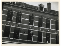 1977-3696 Gezicht in de Lombokstraat met vernielingen aan vensters en dakpartij van huizen als gevolg van de ...