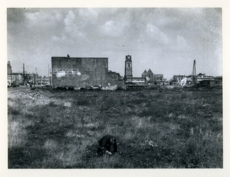 1977-3763 Puinresten na het bombardement van 14 mei 1940. Op de voorgrond de n.v. Slavenburg's bank/Arn. Theod. Sölling ...