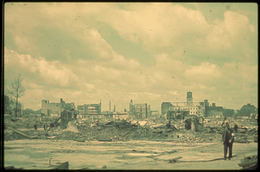 1978-2688 De ruïnes van de getroffen binnenstad van het oosten gezien. Verderop het van de Bijenkorf (midden), de ...