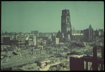 1978-2689 Het Hang na het bombardement van 14 mei 1940. Verderop de restanten van de Sint-Laurenskerk aan het Grotekerkplein.