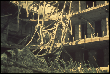 1978-2699 Verwrongen staal in een verwoest pand na het bombardement van 14 mei 1940.