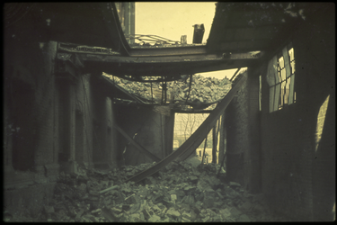 1978-2700 Een ingestort huis na het bombardement van 14 mei 1940