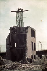 1978-2702 Een beschadigde liftschacht van een pand aan de Oppert na het bombardement van 14 mei 1940. Op de achtergrond ...