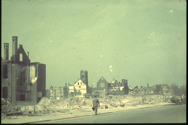 1978-2704 De Aert van Nesstraat na het bombardement van 14 mei 1940. Op de achtergrond de restanten van de Oldekerk ...
